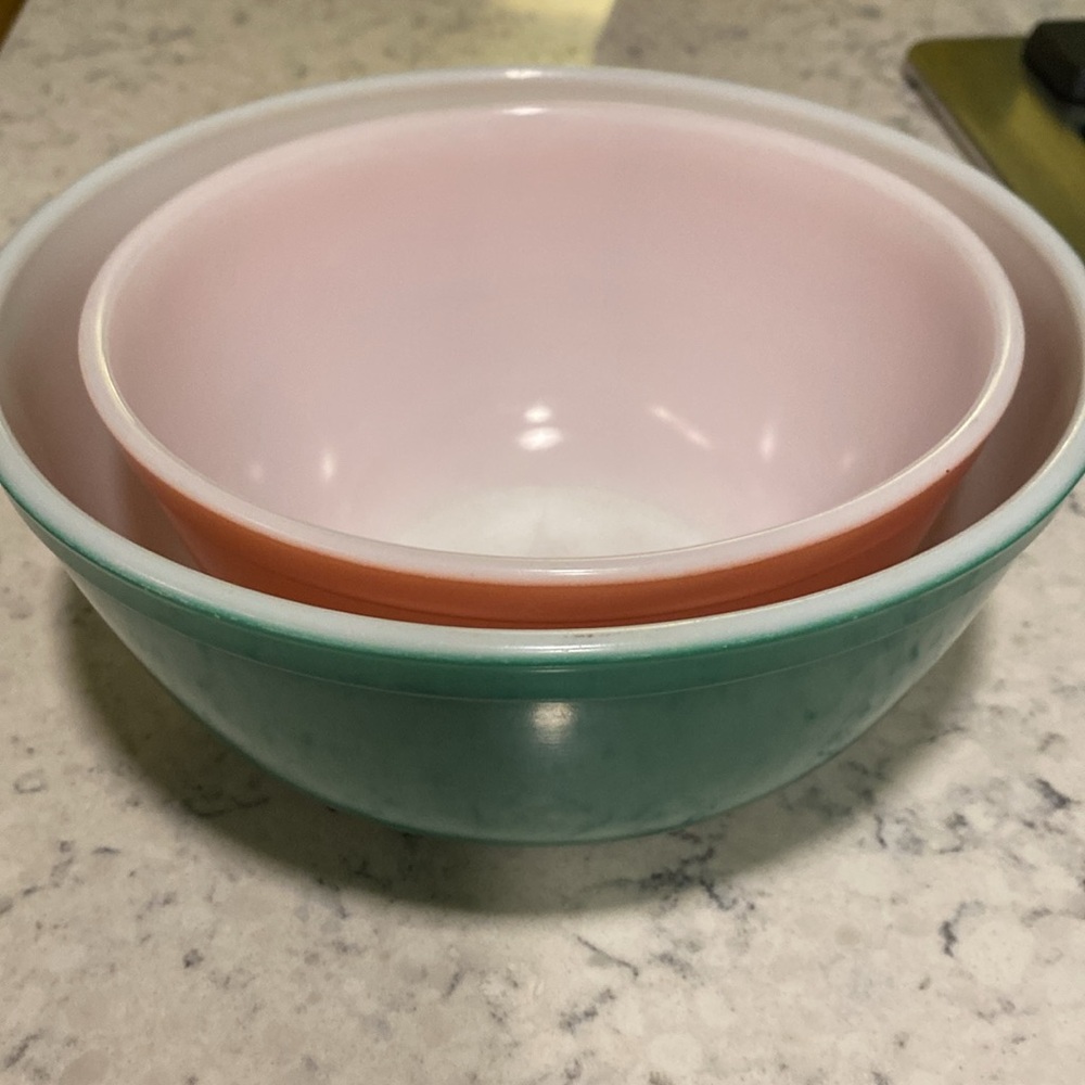 Two Pyrex mid century modern bowls, very good condition